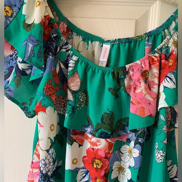 Xhilaration flutter sleeve floral top - Picture 3 of 5